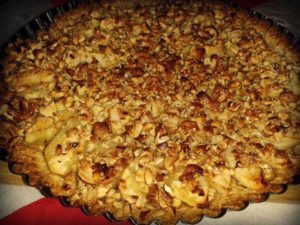 Read more about the article TARTA JABŁKOWA z orzechami laskowymi i miodem