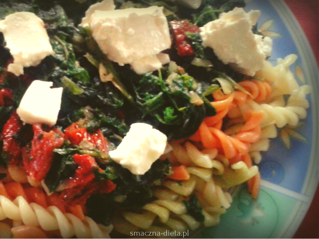 Read more about the article Makaron ze szpinakiem, suszonymi pomidorami i serkiem feta