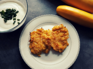 Read more about the article Placki z cukinii z sosem czosnkowym