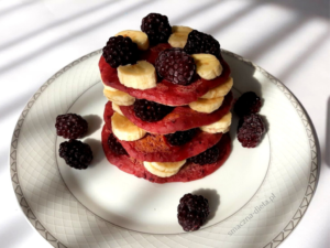 Read more about the article Jeżynowe pankejki z bananem