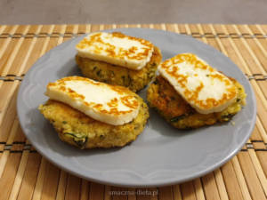 Read more about the article Kotlety cukiniowo-jaglane z serem halloumi