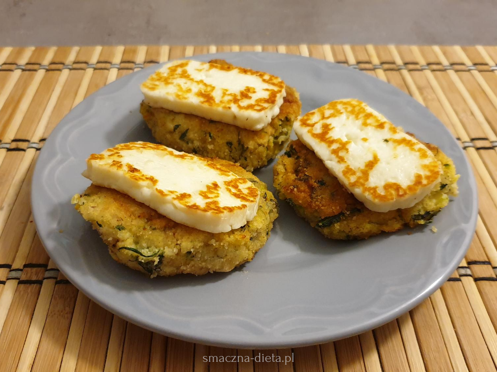 Read more about the article Kotlety cukiniowo-jaglane z serem halloumi
