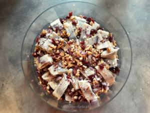 Read more about the article Śledzie z żurawiną i orzechami