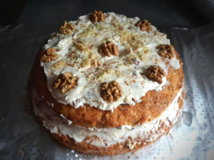 Read more about the article Piernik marchewkowy z kremem i bakaliami