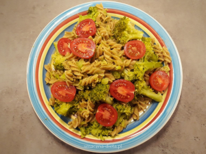 Read more about the article Makaron strączkowy z pesto i brokułami