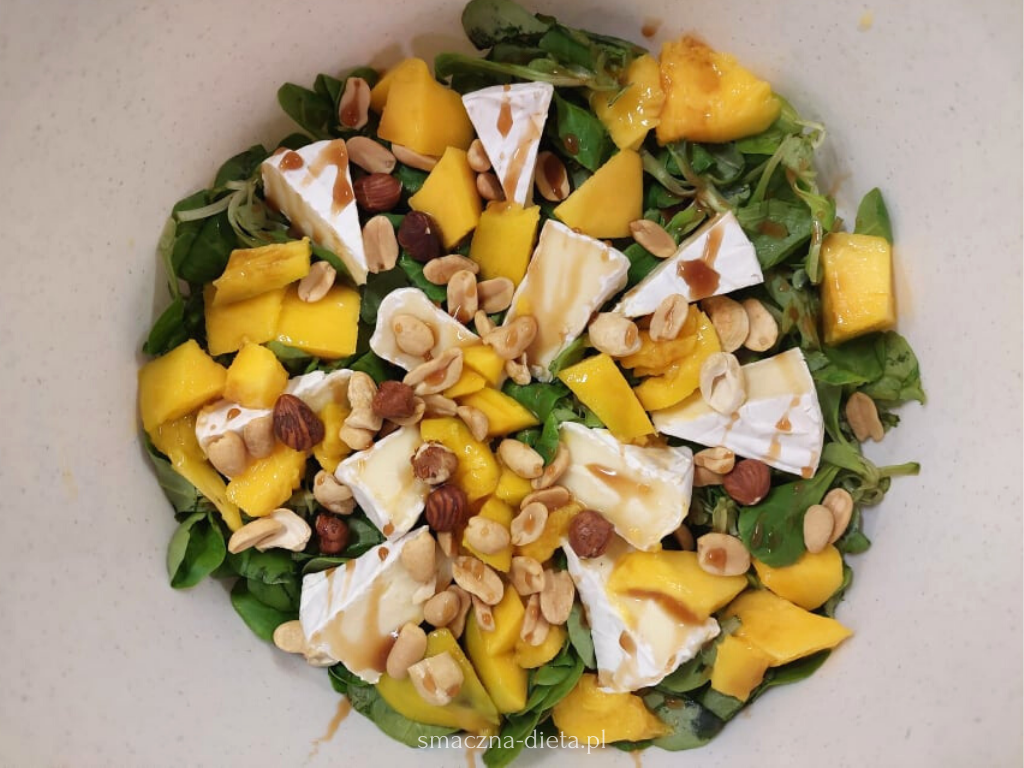 Read more about the article Sałatka z mango, serem pleśniowym i orzechami