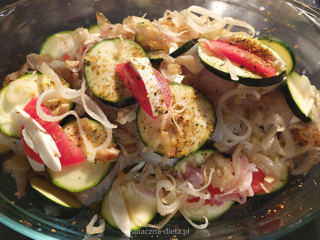 Read more about the article Dorsz pieczony z cukinią, pomidorami i mozzarellą