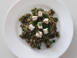 Read more about the article Kasza gryczana ze szpinakiem, fetą i suszonymi pomidorami