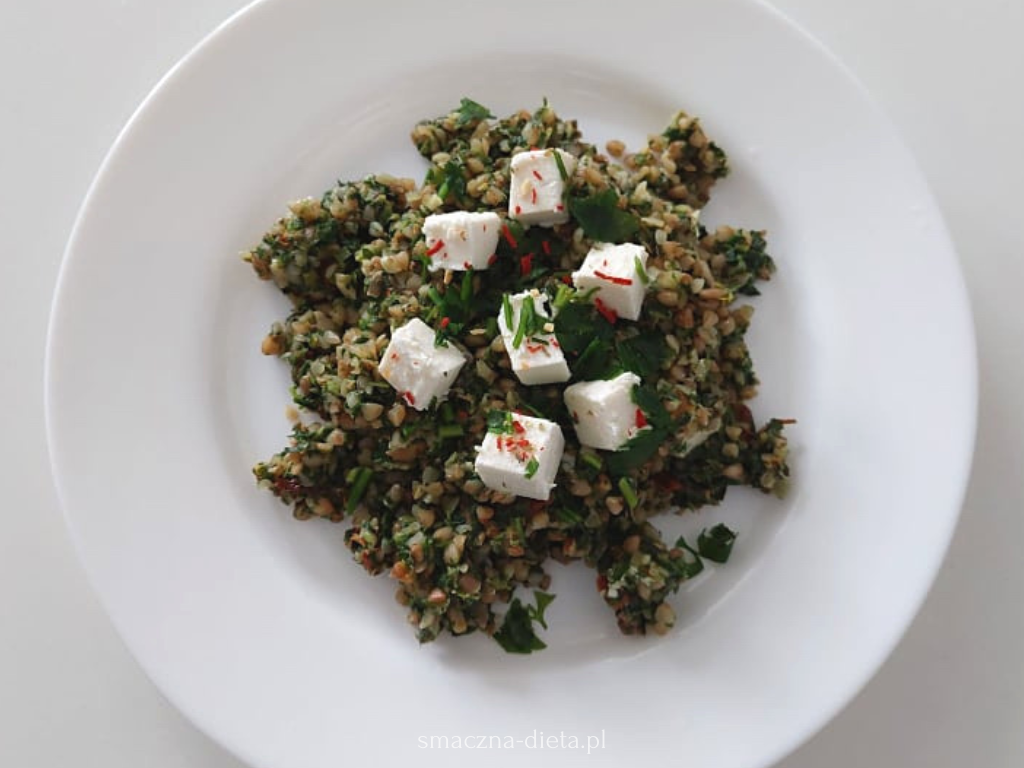 Read more about the article Kasza gryczana ze szpinakiem, fetą i suszonymi pomidorami