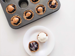 Read more about the article Kruche babeczki z masła orzechowego z owocami