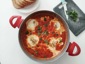 Read more about the article Szakszuka, czyli jajka duszone w pomidorach