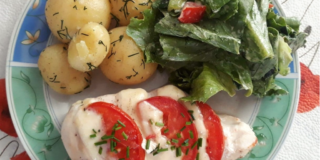 Indyk z mozzarellą i pomidorami, ziemniaczki młode, sałatka wiosenna